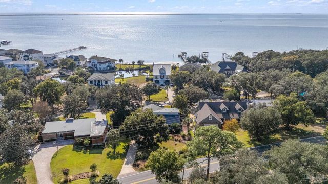 131 Shoreline Dr, Gulf Breeze, FL 32561