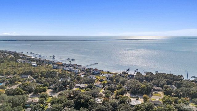 131 Shoreline Dr, Gulf Breeze, FL 32561
