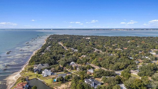 131 Shoreline Dr, Gulf Breeze, FL 32561