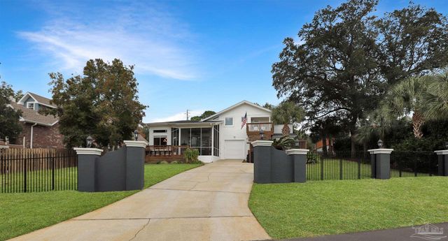 131 Shoreline Dr, Gulf Breeze, FL 32561