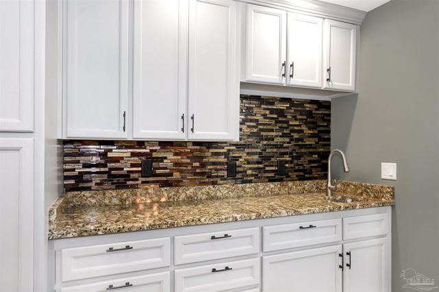 131 Shoreline Dr, Gulf Breeze, FL 32561