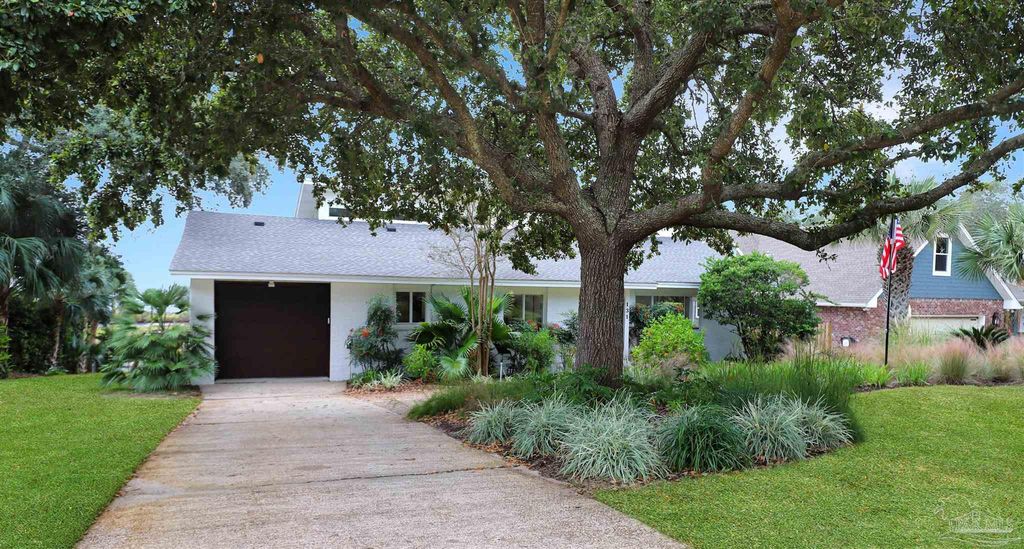 131 Shoreline Dr, Gulf Breeze, FL 32561