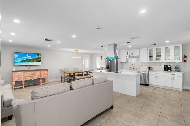 3370 HARBOR LAKE DR, Largo, FL 33770