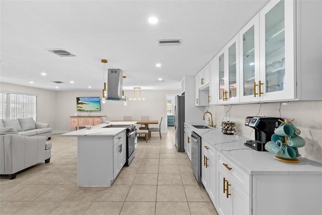 3370 HARBOR LAKE DR, Largo, FL 33770