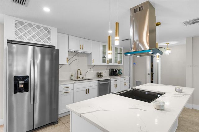 3370 HARBOR LAKE DR, Largo, FL 33770