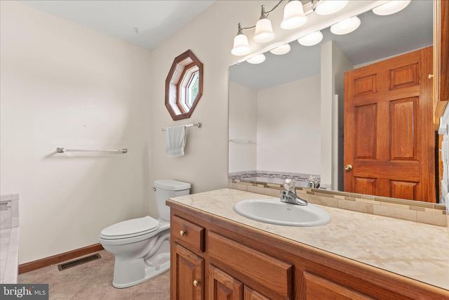 5 KIMBERLY ANN LN, New Oxford, PA 17350
