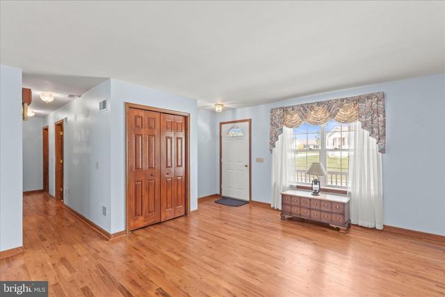 5 KIMBERLY ANN LN, New Oxford, PA 17350