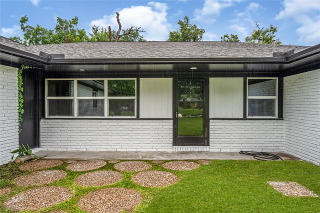 320 Burnett Drive, Baytown, TX 77520