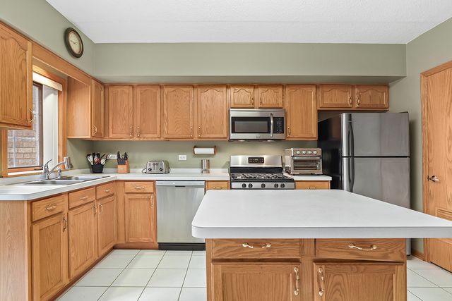 7825 Bristol Park Drive 1C, Tinley Park, IL 60477