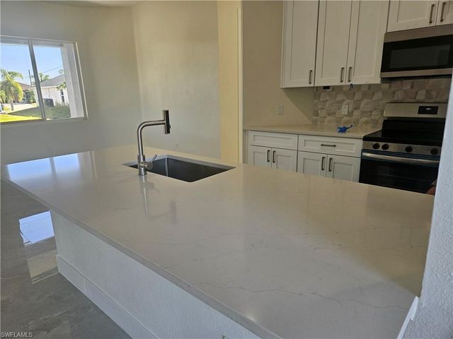 2813 NE 6TH AVE, Cape Coral, FL 33909