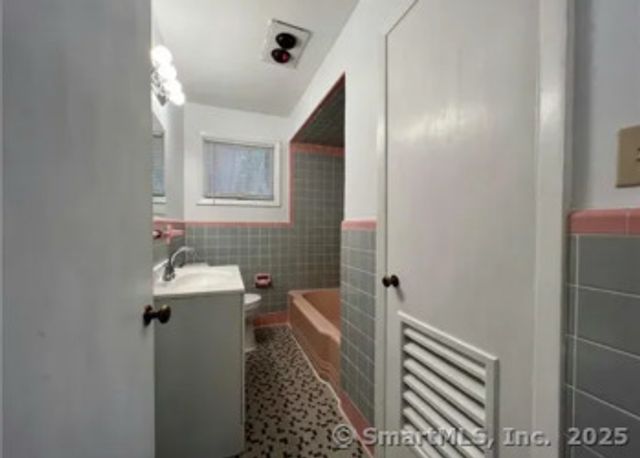 958 dunbar hill Road, Hamden, CT 06514