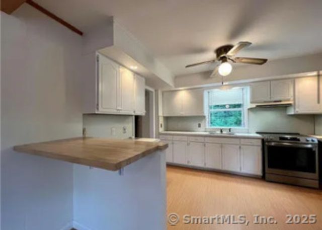 958 dunbar hill Road, Hamden, CT 06514