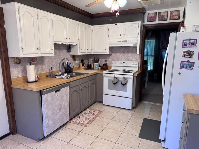 2824 Augusta CIR, Virginia Beach, VA 23453
