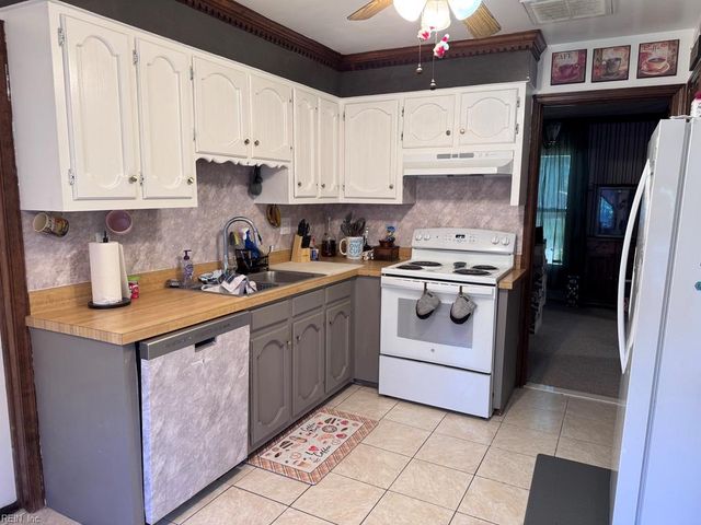 2824 Augusta CIR, Virginia Beach, VA 23453