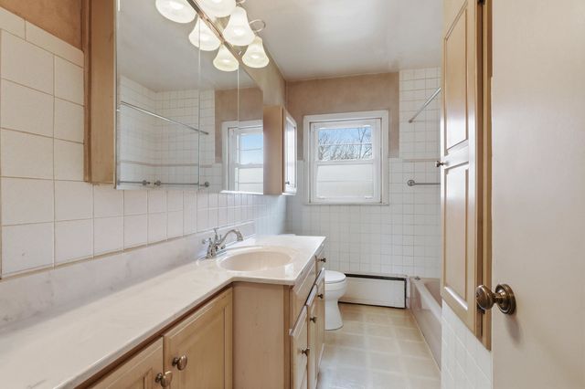 1940 4th Street A, East Moline, IL 61244