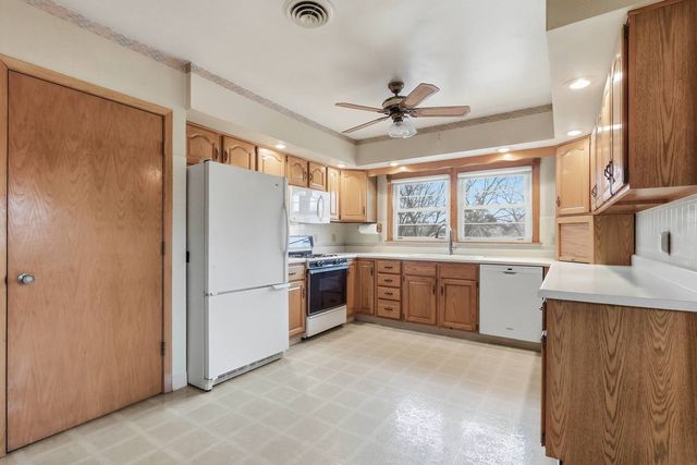 1940 4th Street A, East Moline, IL 61244