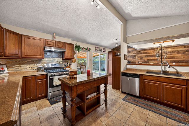 8722 Thatch, San Antonio, TX 78240