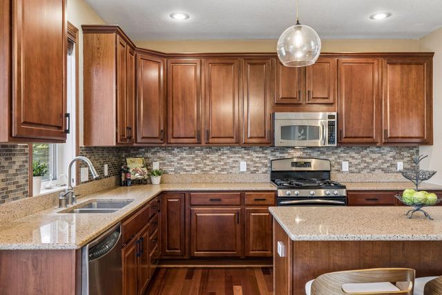 2403 Grey Eagle Bay, Woodbury, MN 55129