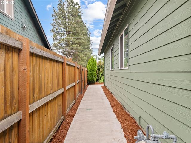 711 PINTAIL St, Silverton, OR 97381