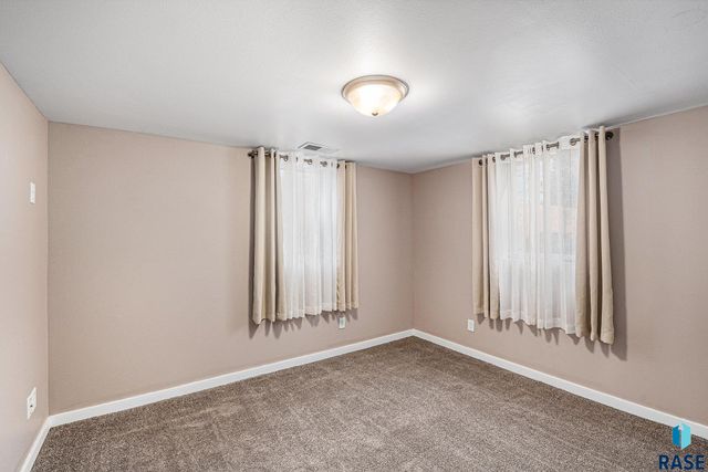 202 S Elmwood Ave Avenue, Sioux Falls, SD 57104