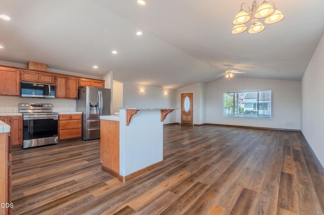 2102 Lara Lane, Central Point, OR 97502