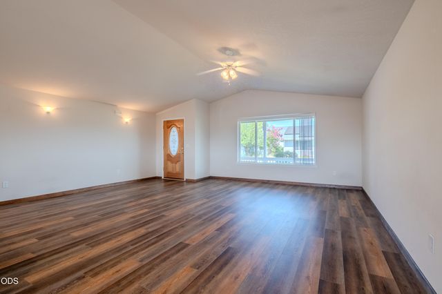 2102 Lara Lane, Central Point, OR 97502