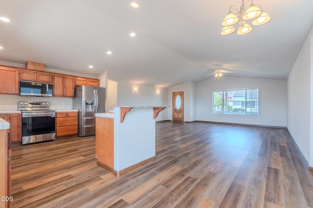 2102 Lara Lane, Central Point, OR 97502