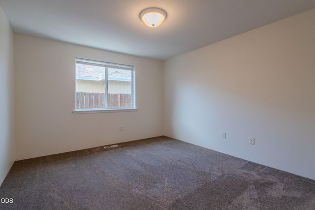 2102 Lara Lane, Central Point, OR 97502