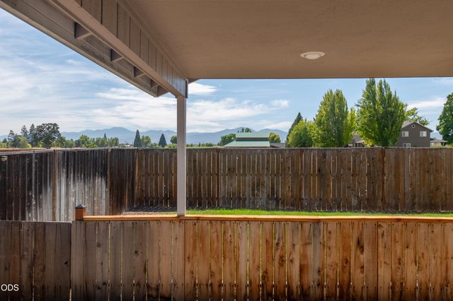 2102 Lara Lane, Central Point, OR 97502