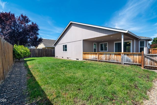 2102 Lara Lane, Central Point, OR 97502