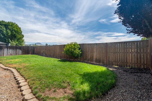 2102 Lara Lane, Central Point, OR 97502