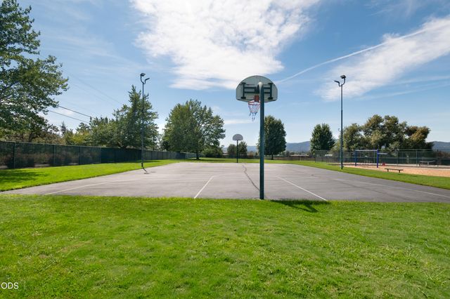 2102 Lara Lane, Central Point, OR 97502