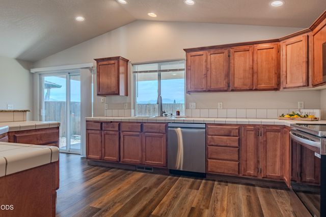 2102 Lara Lane, Central Point, OR 97502