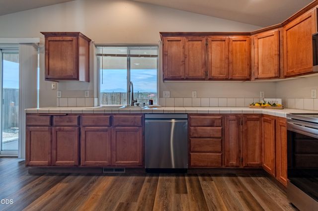 2102 Lara Lane, Central Point, OR 97502