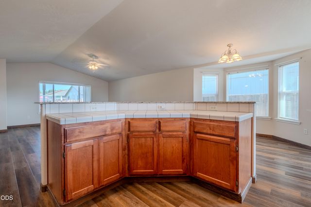 2102 Lara Lane, Central Point, OR 97502