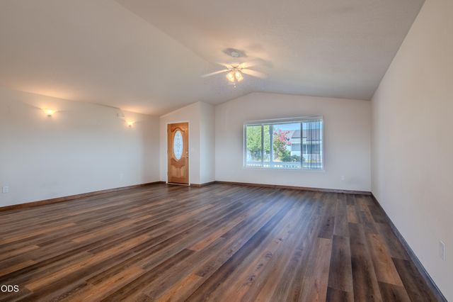 2102 Lara Lane, Central Point, OR 97502