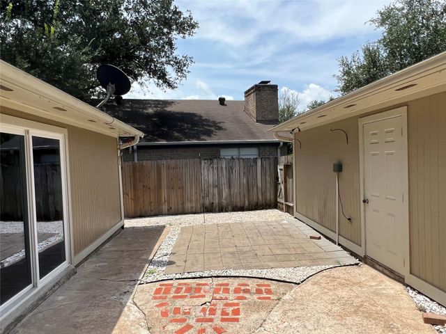 1318 Pinecroft Drive, Sugar Land, TX 77498