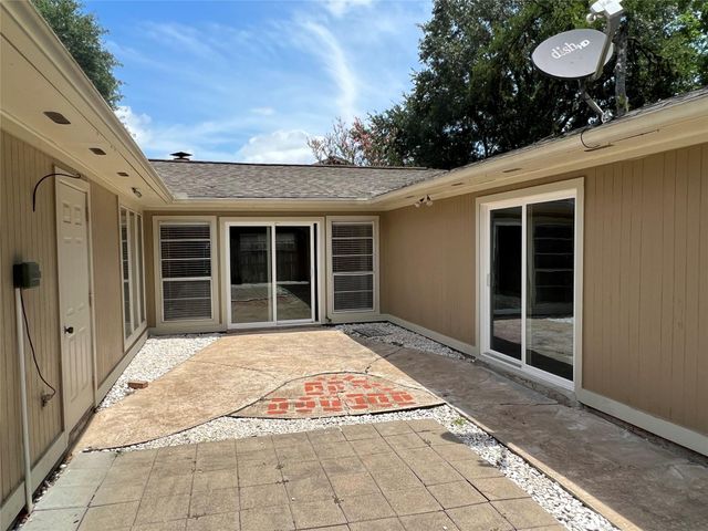 1318 Pinecroft Drive, Sugar Land, TX 77498