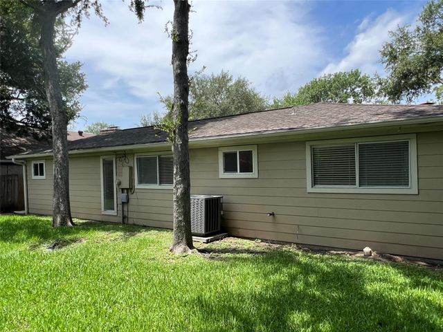 1318 Pinecroft Drive, Sugar Land, TX 77498