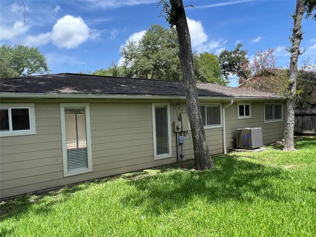 1318 Pinecroft Drive, Sugar Land, TX 77498