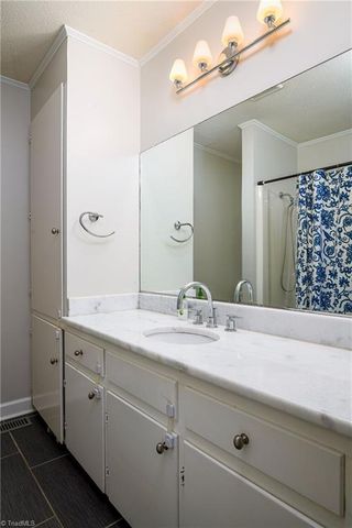 652 Valleybrook Lane, Winston-salem, NC 27104