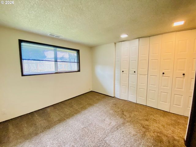 3732 PEPPERTREE Dr, Eugene, OR 97402