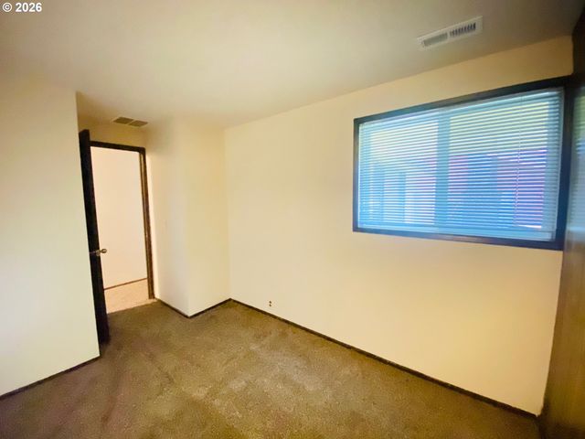 3732 PEPPERTREE Dr, Eugene, OR 97402