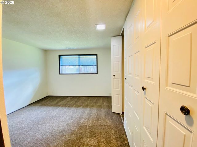 3732 PEPPERTREE Dr, Eugene, OR 97402