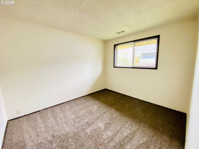 3732 PEPPERTREE Dr, Eugene, OR 97402