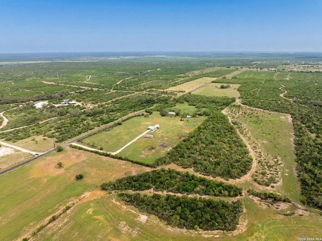 2759 County Road 467, Devine, TX 78016