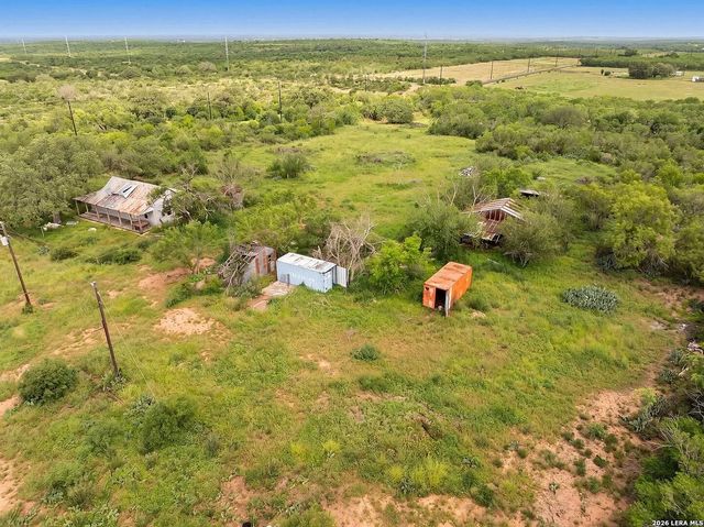 2759 County Road 467, Devine, TX 78016