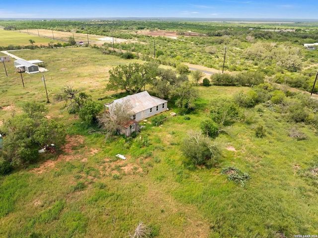 2759 County Road 467, Devine, TX 78016