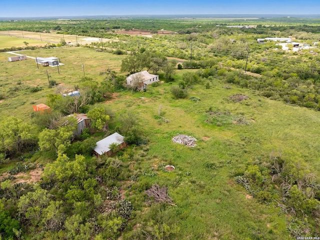2759 County Road 467, Devine, TX 78016