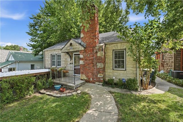 4201 Roanoke Road, Kansas City, MO 64111